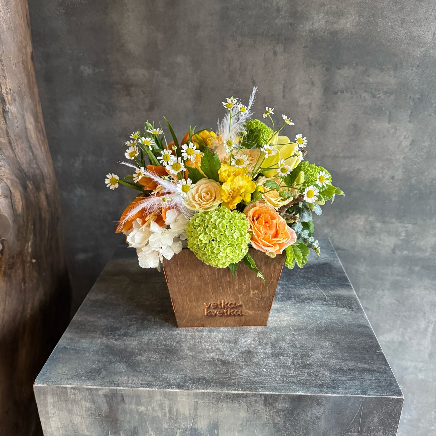 Композиция с фритиллярией и вибурнумом