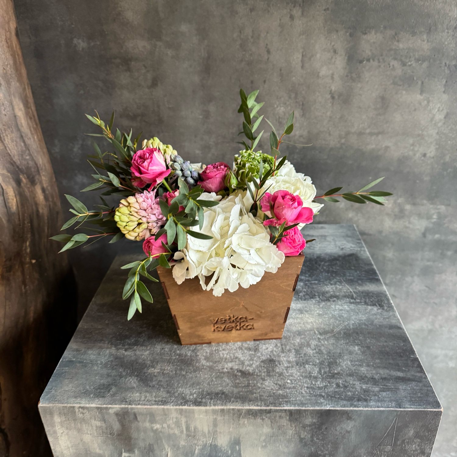 Композиция с гортензиями и розами