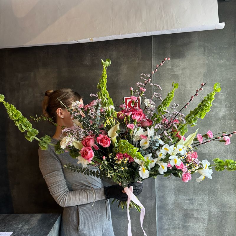 Букет XXL с ирисами и дельфиниумом 