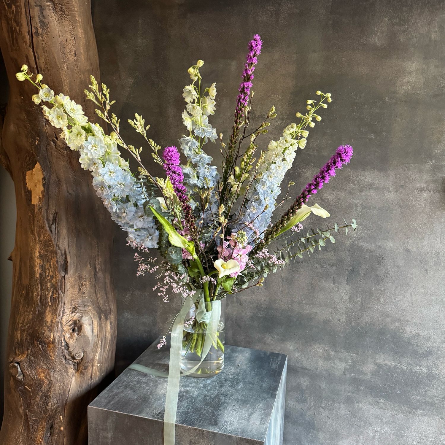 Букет с дельфиниумом и лиатрисом