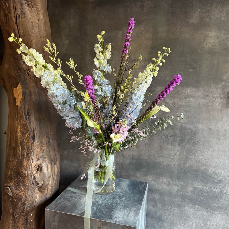 Букет с дельфиниумом и лиатрисом
