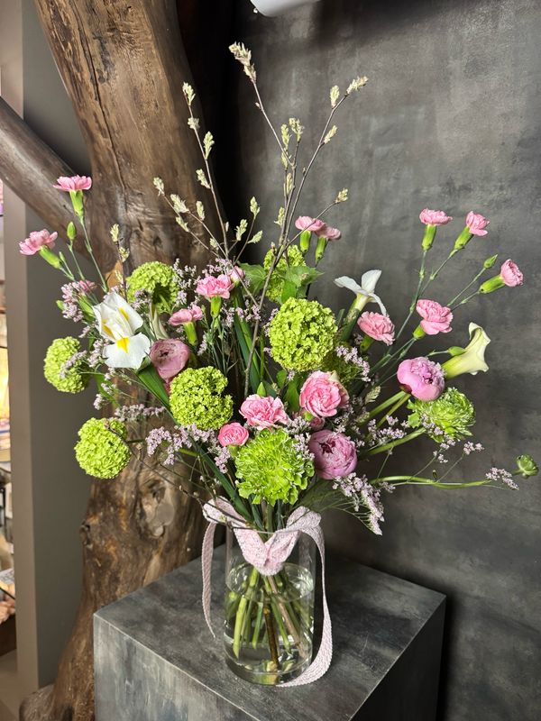 Букет с каллами, пионами и гвоздиками 