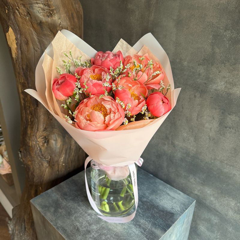 Букет из пионов и лимониума 