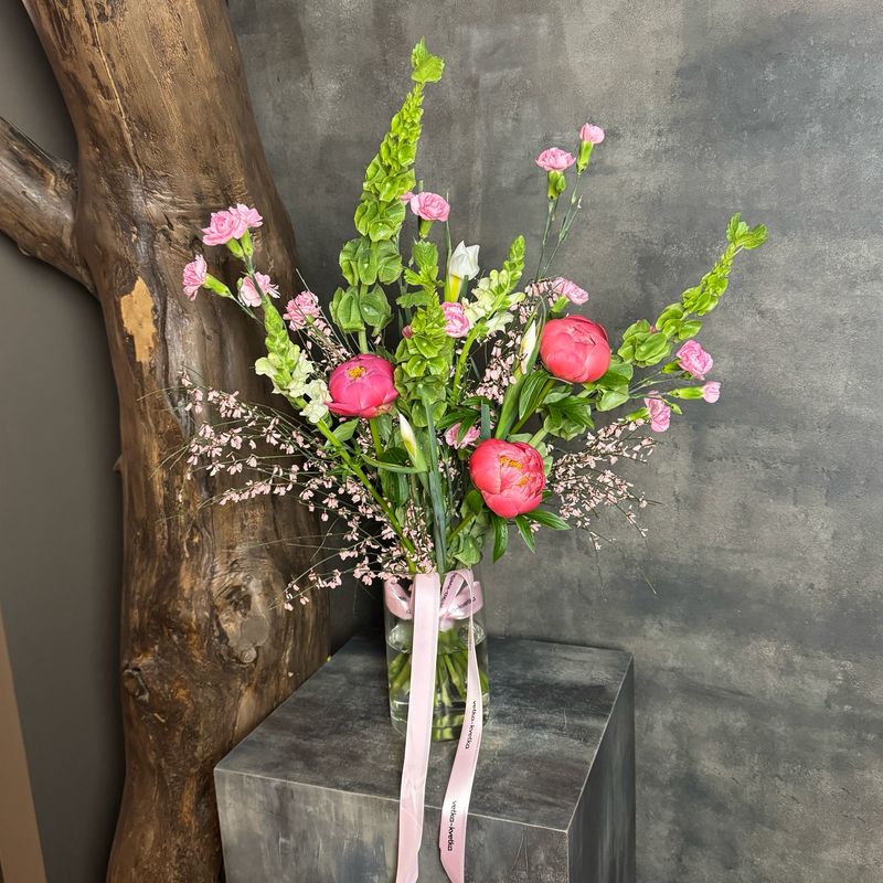 Букет с пионами и гвоздиками