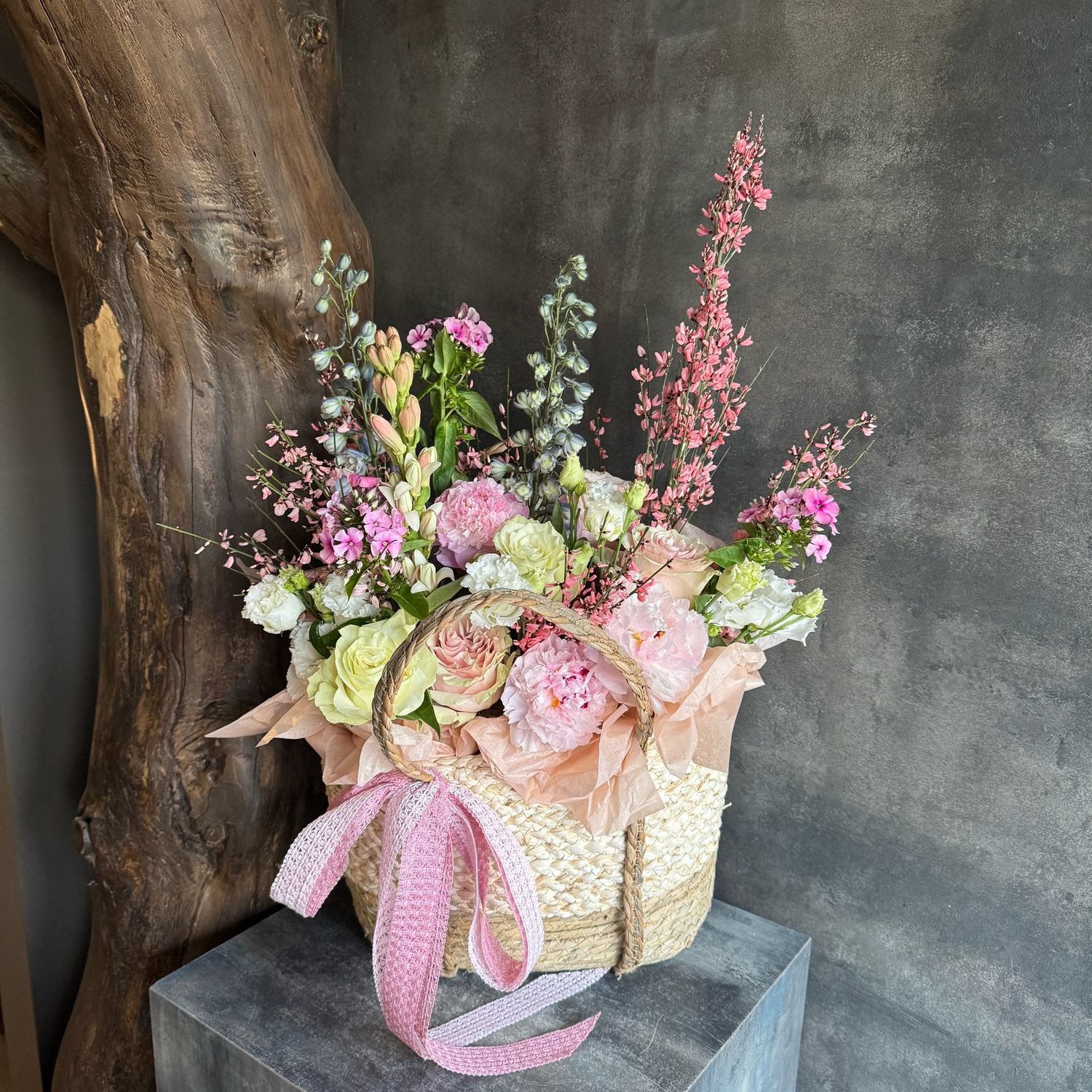 Композиция из роз, дельфиниума и туберозы