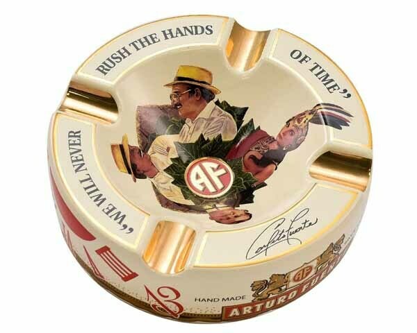 ASBAK ARTURO FUENTE ROND VERSIERD KERAMIEK CREME