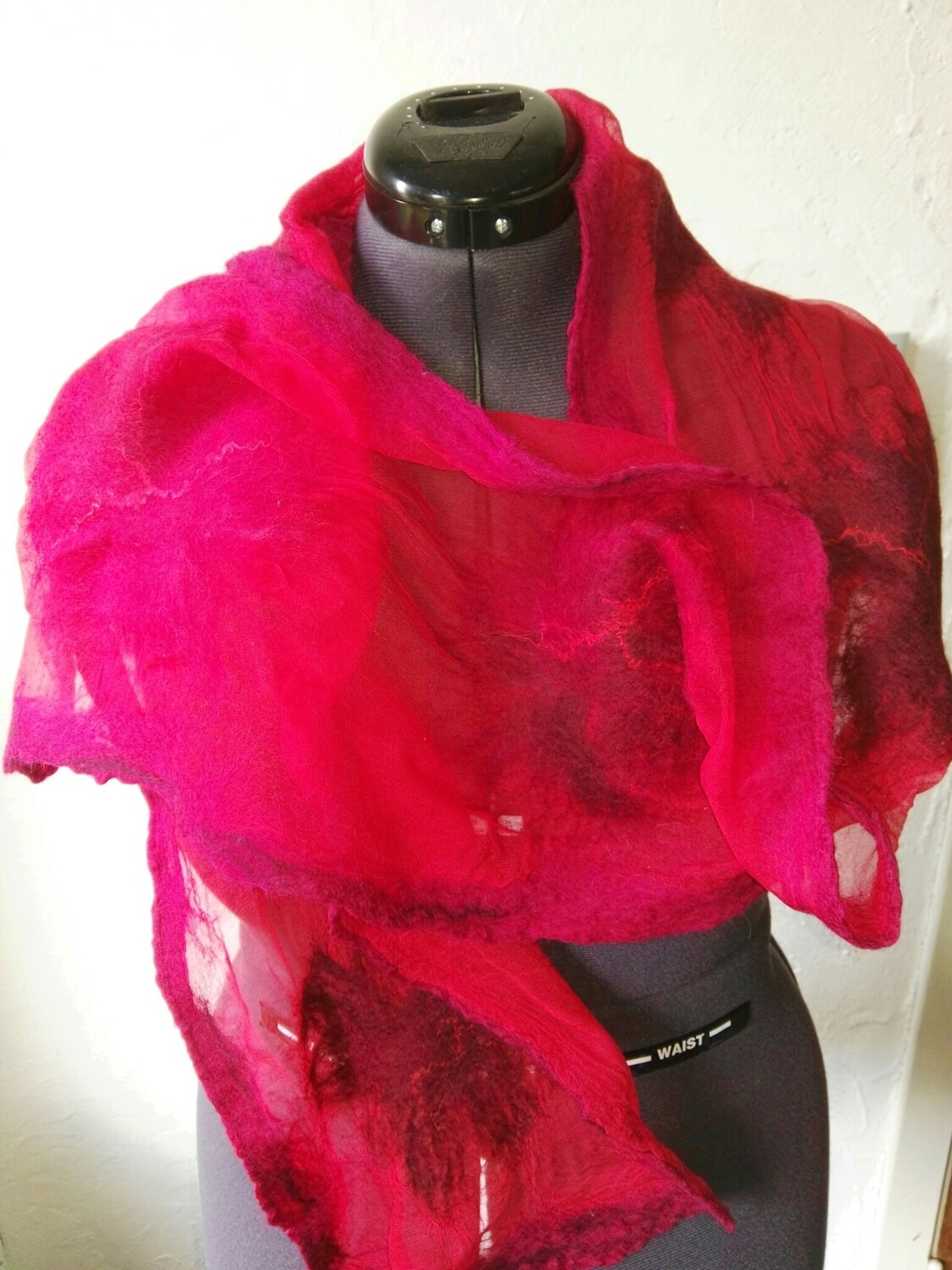 Rode sjaal in nunovilt (vilt op zijde).