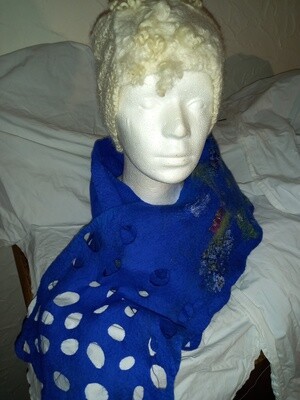 Helderblauwe vilten sjaal.