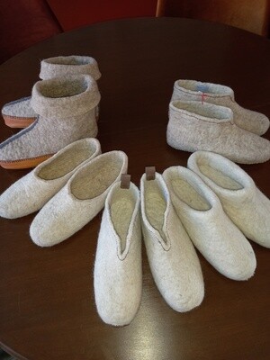 Handgevilte pantoffels in 'wol van hier', op maat gemaakt.
