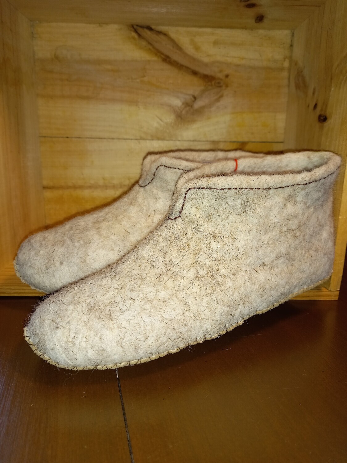 Handgevilte pantoffels in 'wol van hier', op maat gemaakt.
