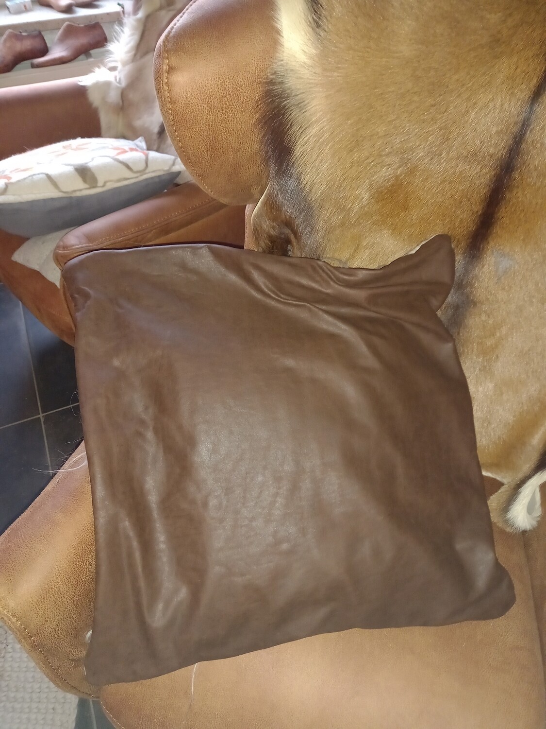 Handgemaakt kussen, half wolvilt half leder.