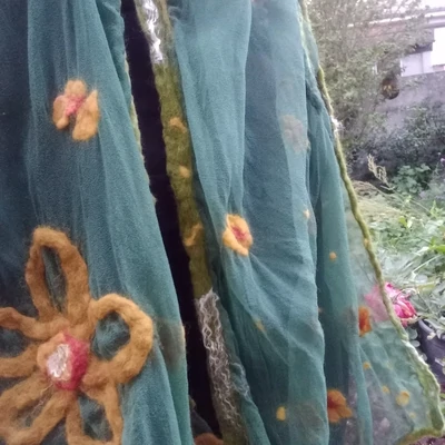 Sjaal, met de hand gevilt op chiffonzijde (nunovilt)