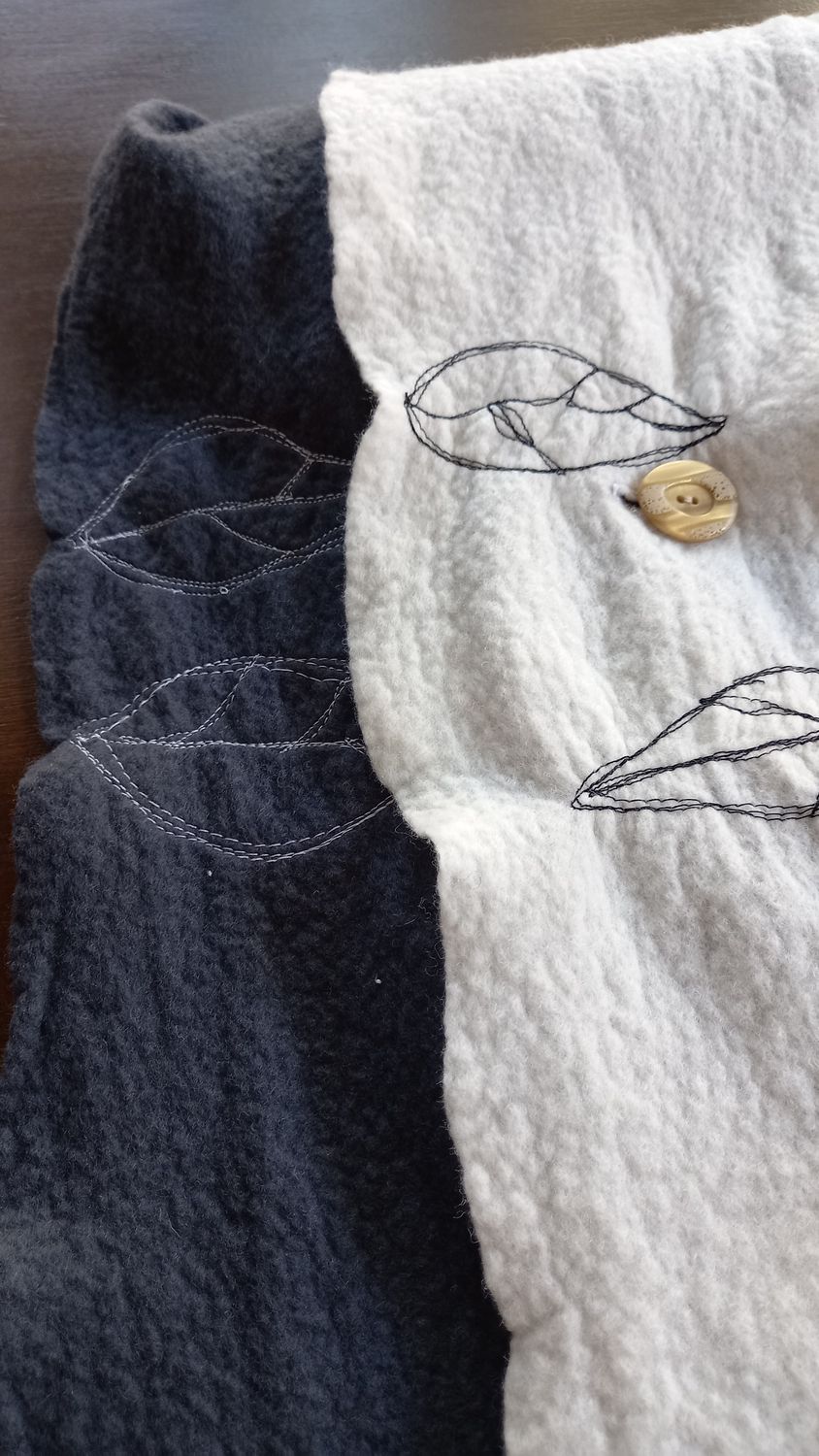 Dubbele Sjaal/tafelloper grijs-wit met borduursel en knopen.