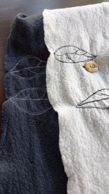 Dubbele Sjaal/tafelloper grijs-wit met borduursel en knopen.