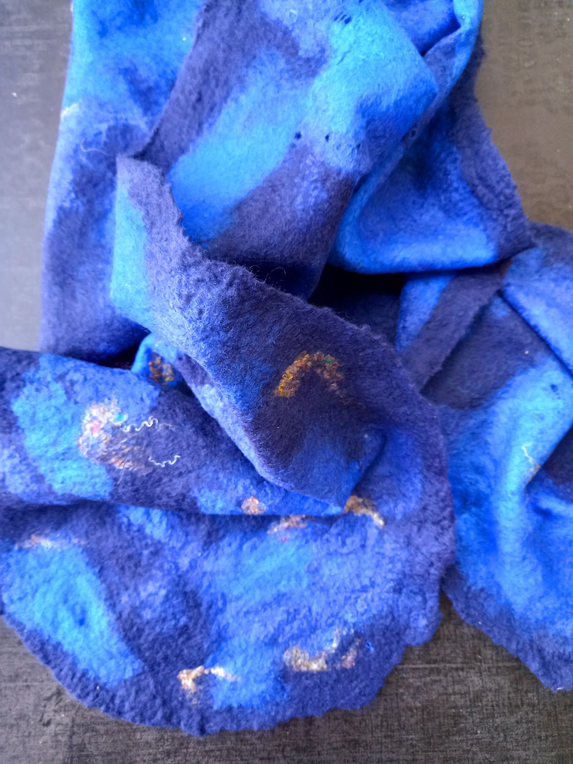 Handgevilte luchtige sjaal in cobweb vilt. Blauwtinten