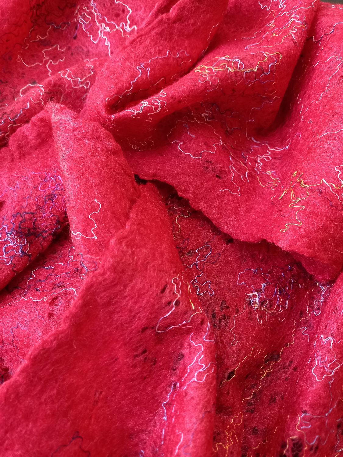 Handgevilte rode sjaal en cobwebvilt.