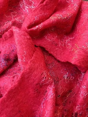 Handgevilte rode sjaal en cobwebvilt.