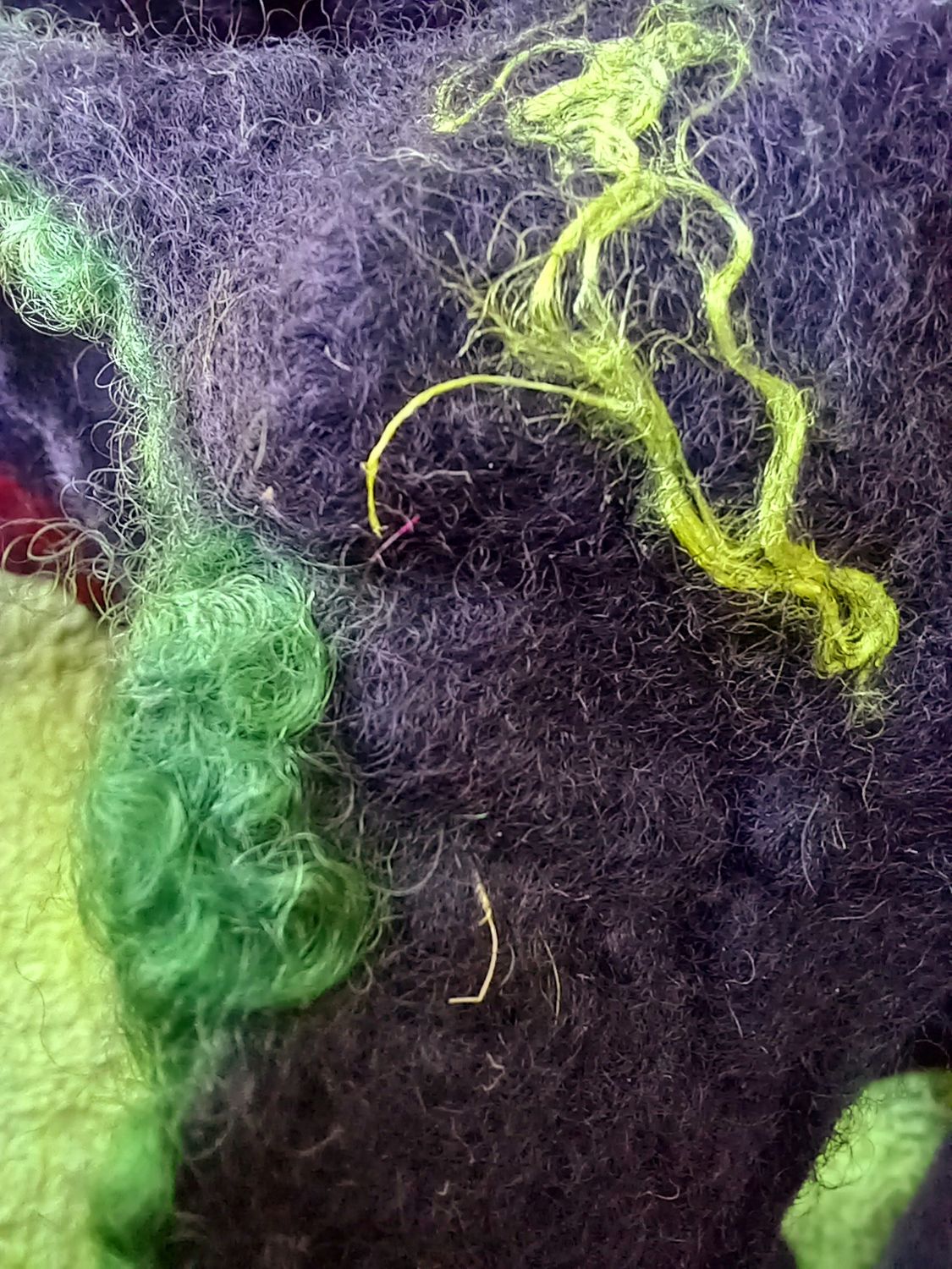 Donkergrijze sjaal in rastervilt.