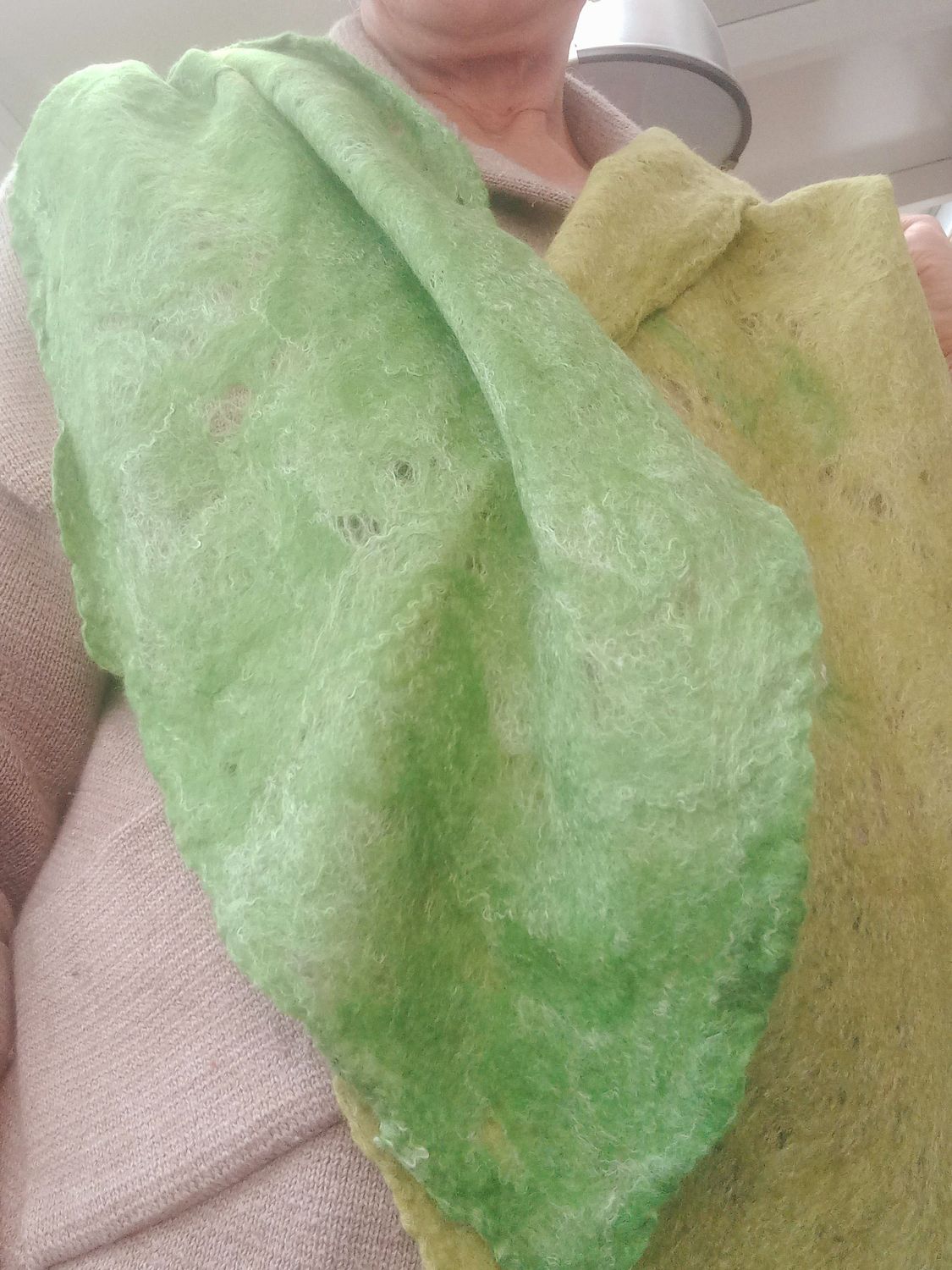 Met de hand gevilte sjaal in cobwebvilt.