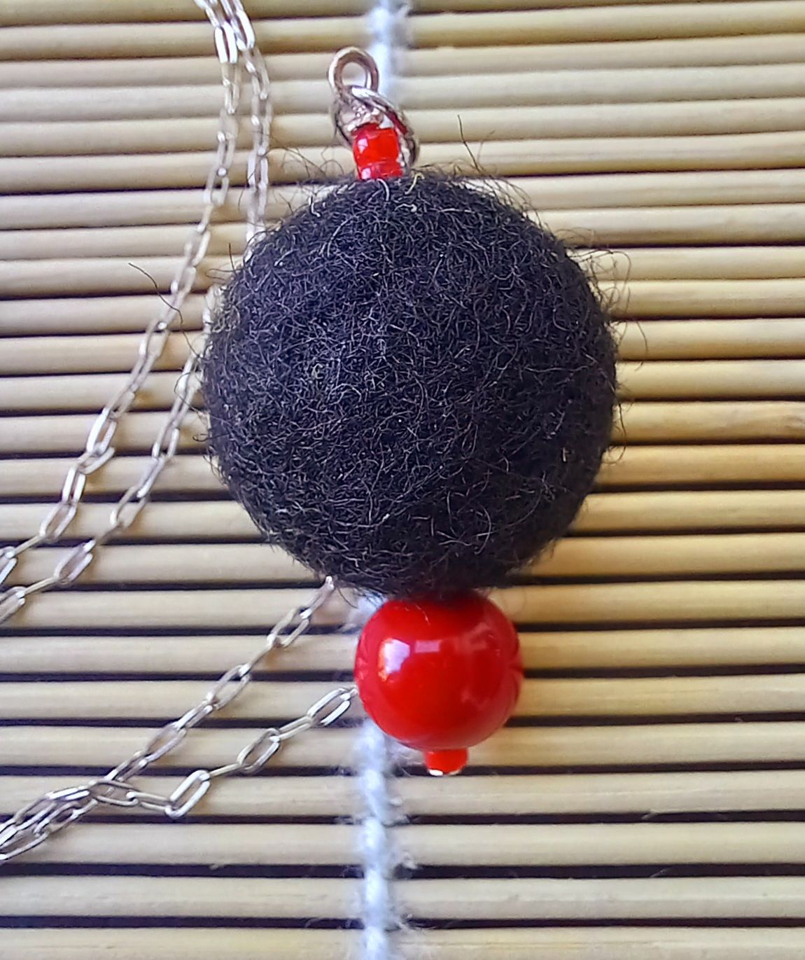 Bolvormige hanger, zwart en rood.