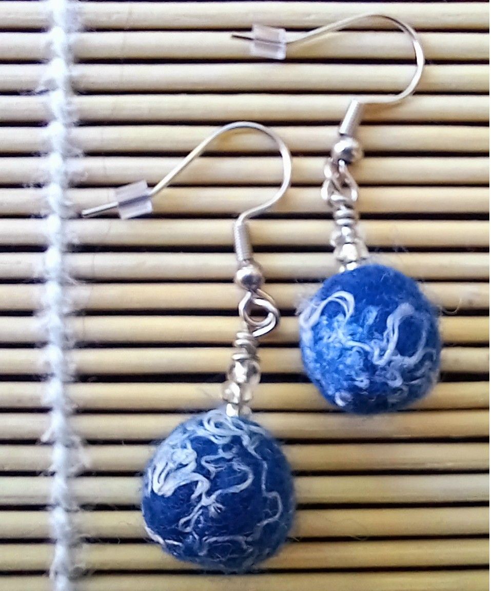 Oorhangers blauw-wit.