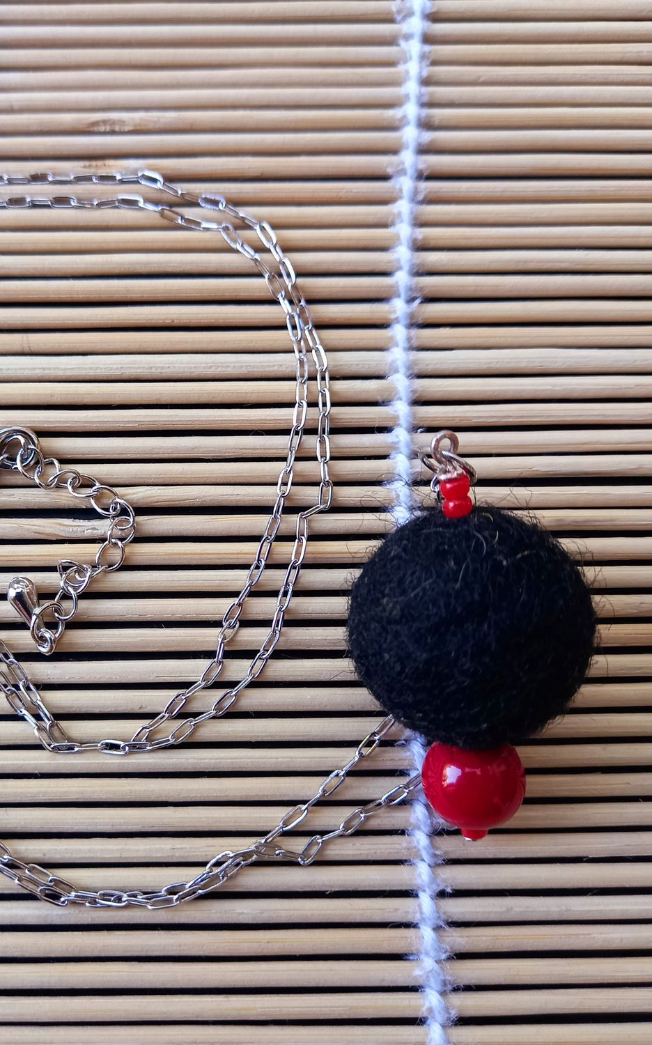 Bolvormige hanger, zwart en rood.