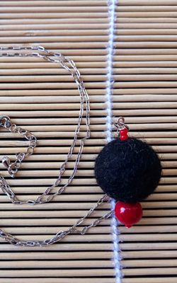 Bolvormige hanger, zwart en rood.