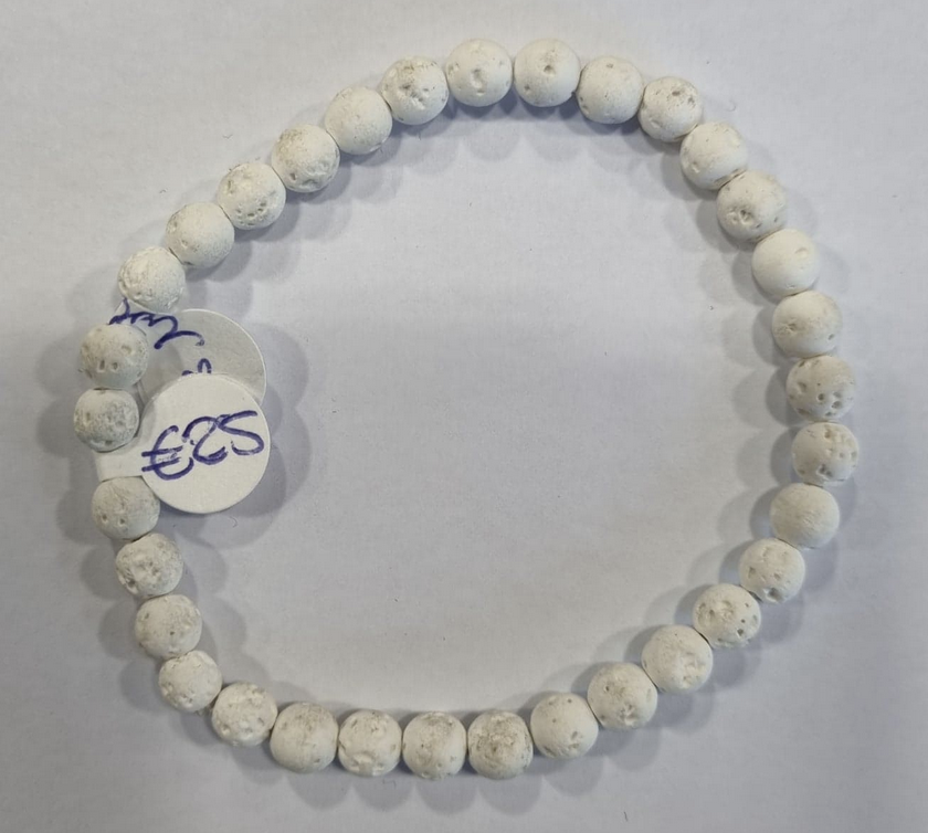 Witte lavasteen kogelarmband