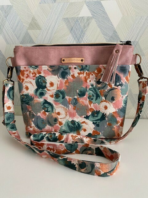 Handtas Hilda. Roze kunstleer met canvas roos/groen bloemenmotief. 32 cm Br. x 26 cm H. x 8 cm D.
