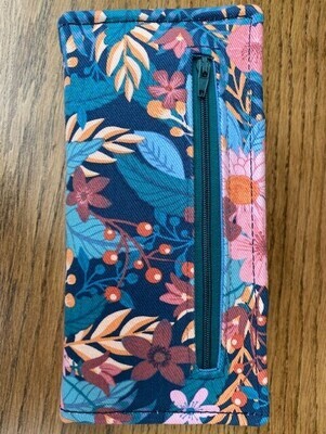 Mia Everyday Wallet. Portemonnee in canvas met bloemenmotief en donkerblauwe kurk. 21 cm Br. x 11 cm H. x 4 cm D.