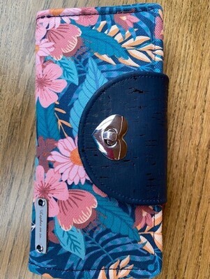 Mia Everyday Wallet. Portemonnee in canvas met bloemenmotief en donkerblauwe kurk. 21 cm Br. x 11 cm H. x 4 cm D.