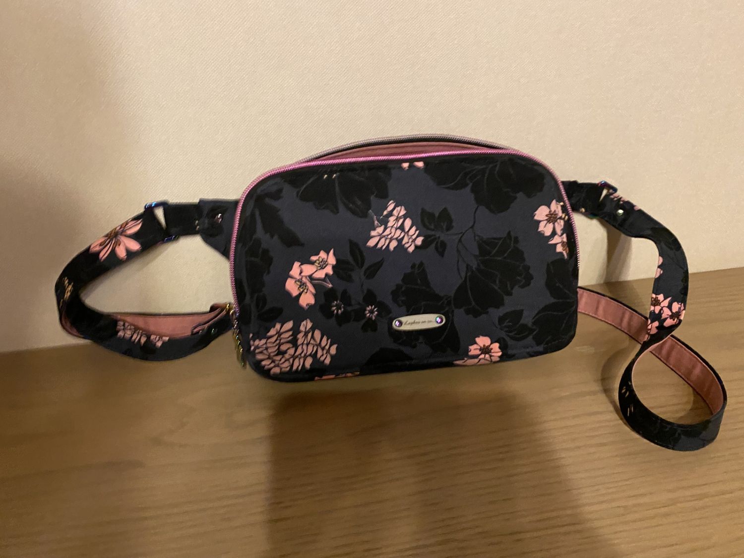Handtas Louise in donkerblauw/roze bloemen canvas