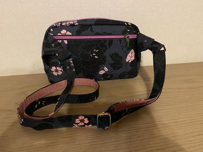 Handtas Louise in donkerblauw/roze bloemen canvas