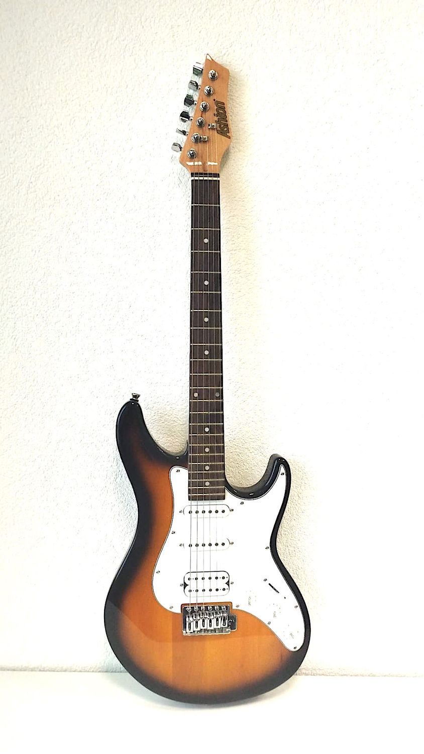 ASHTON ELEKTRISCHE GITARRE AG132 TSB mit eingebautem Stimmgerät
