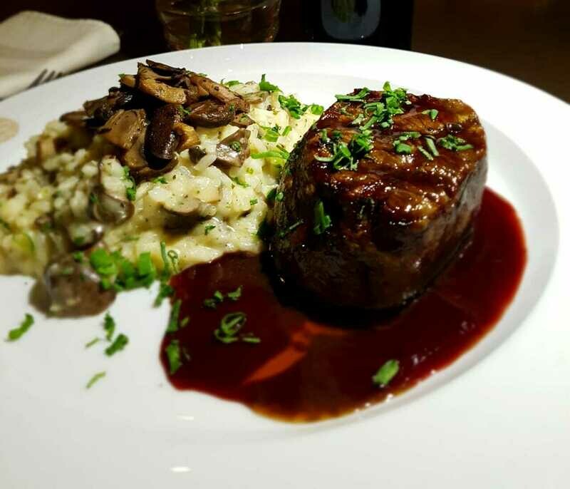 MIGNON AO MOLHO DE VINHO COM RISOTO DE COGUMELOS