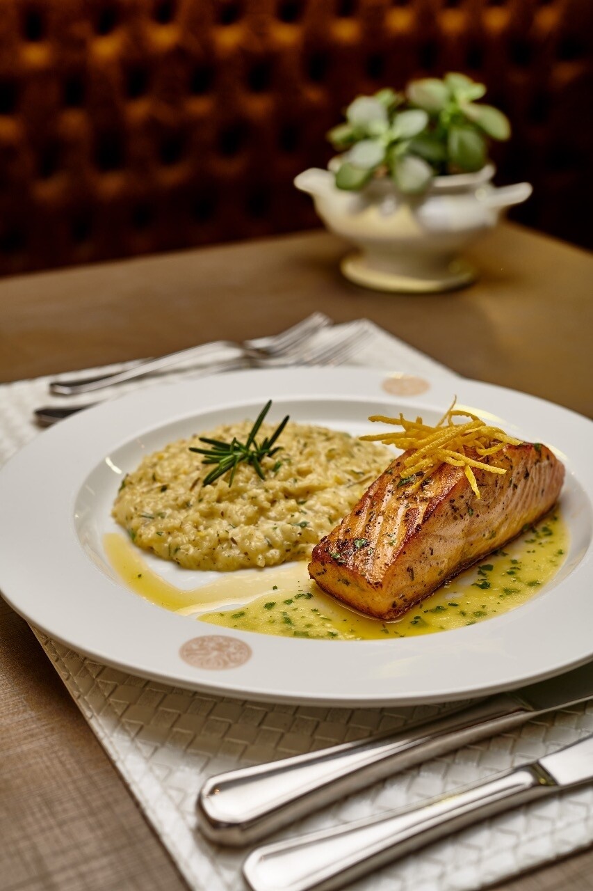 SALMÃO GRELHADO COM RISOTO DE LIMÃO SICILIANO