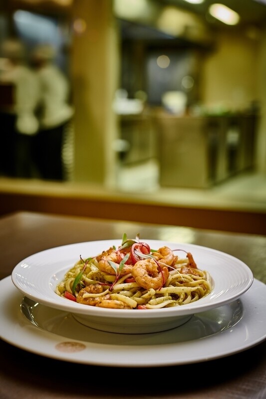 CAMARÕES COM LINGUINE AO PESTO