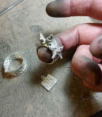 Tesori del Mare, anello a fascia martellata, argento.