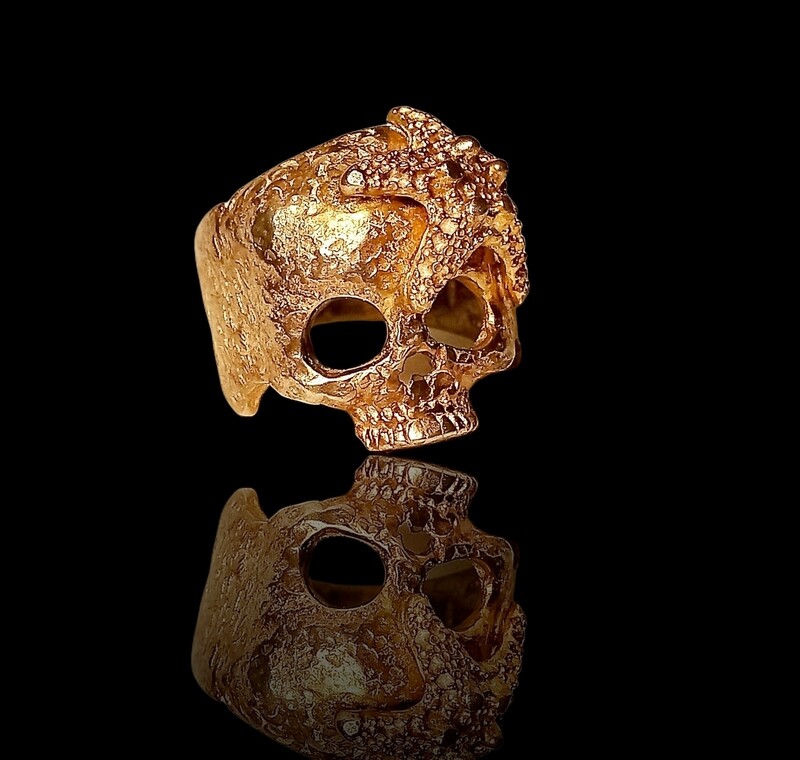 Anello &quot;teschio del mare&quot; in bronzo chiaro o brunito.