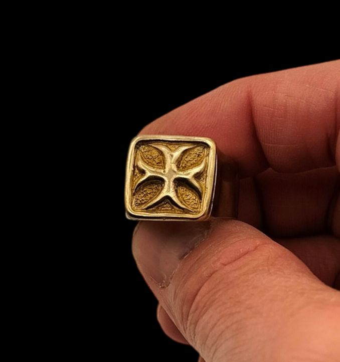 Anello con stemma templare, ispirato a modello antico spagnolo, in bronzo, fusione a cera persa realizzato su misura in tutte le misure