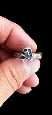 Anello con teschio e ossa incrociate, in bronzo o argento. 