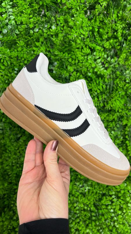 White & Black Fahion Trainer