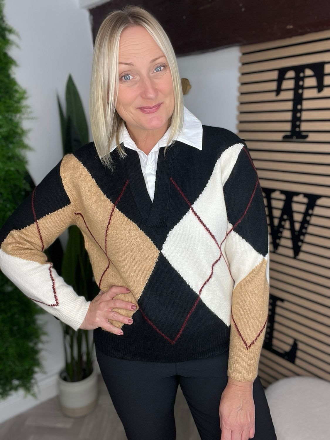 Diamond Knit With White Collar - Camel & Black