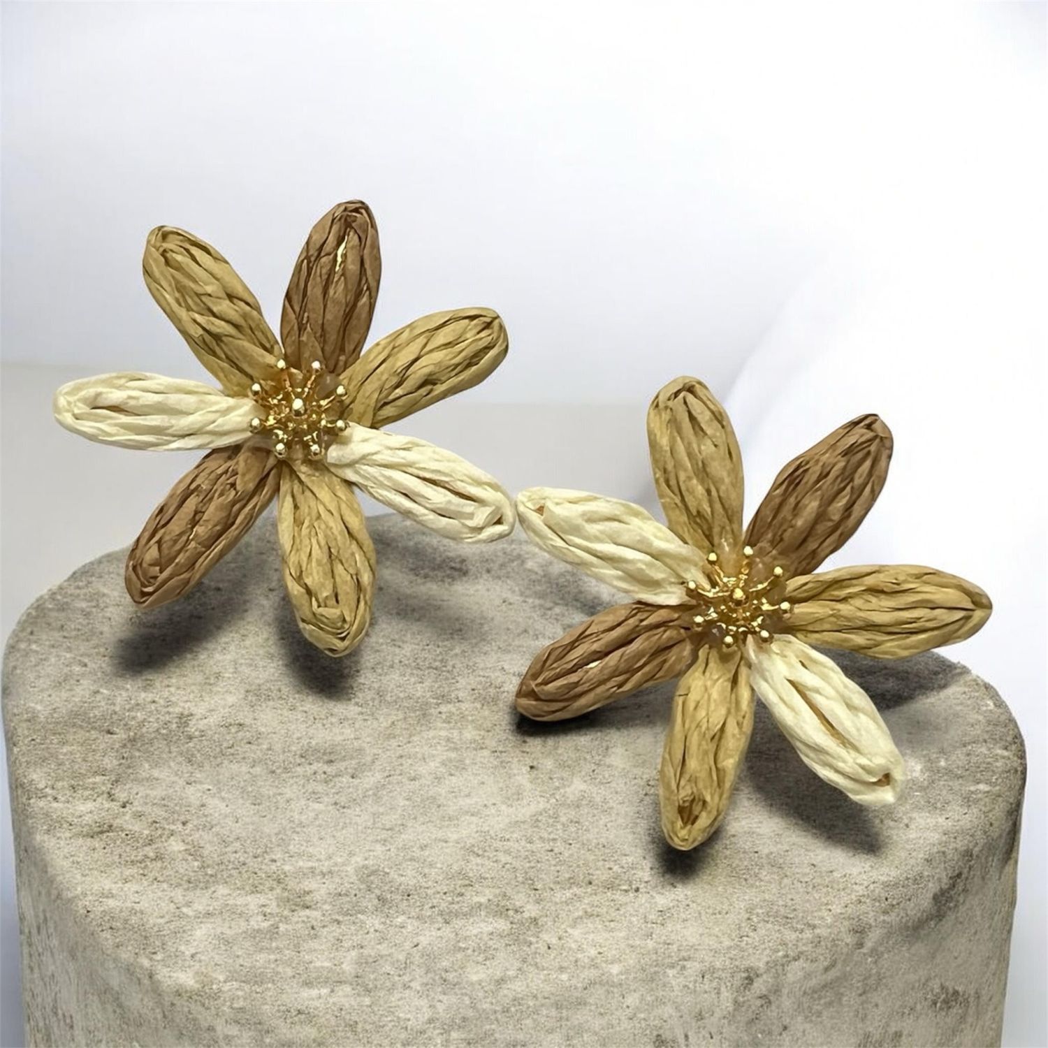 Straw-string Daisy Stud Earring - Natural Mix
