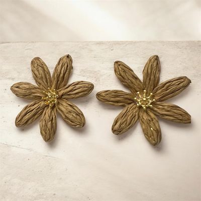 Straw-string Daisy Stud Earring - Camel