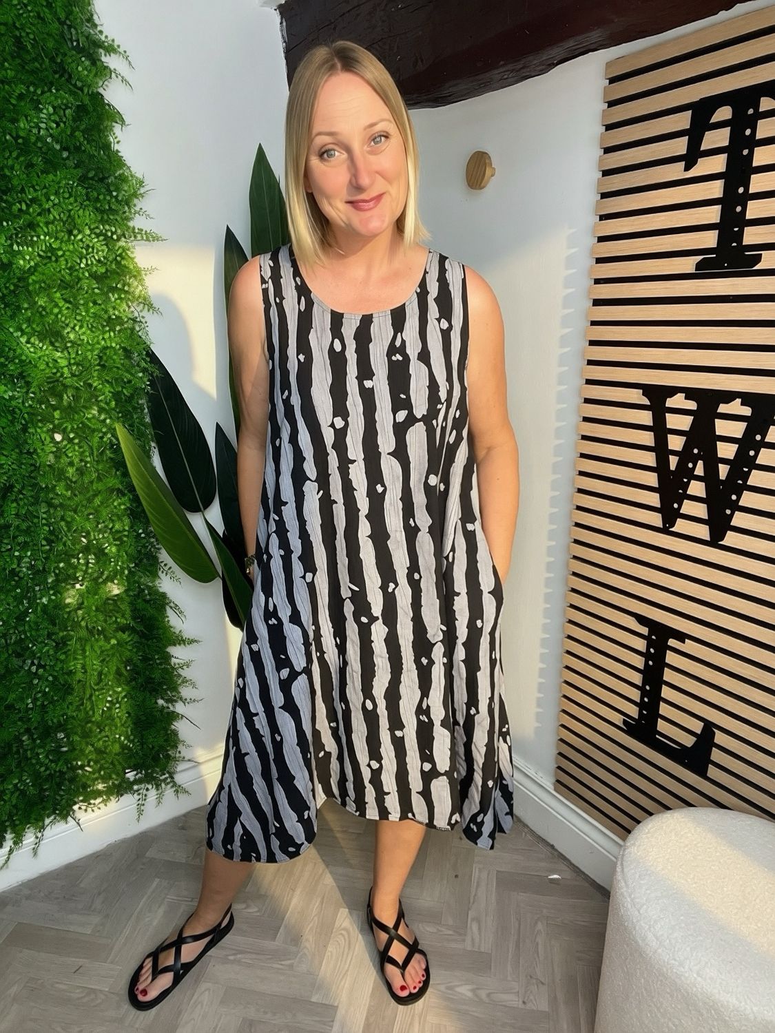 Black Sleeveless Abstract Dress - Grey & Black