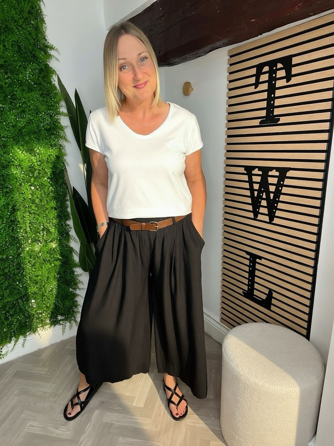 Pleat Detail Wide Leg Crop Trousers - Black
