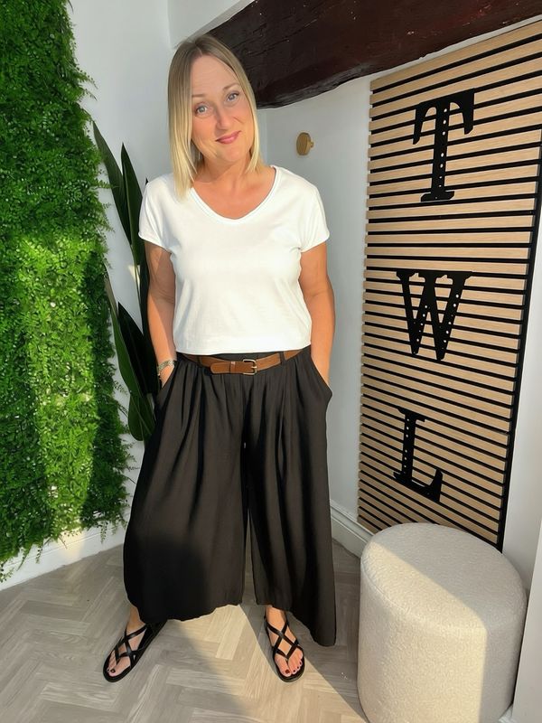 Pleat Detail Wide Leg Crop Trousers - Black