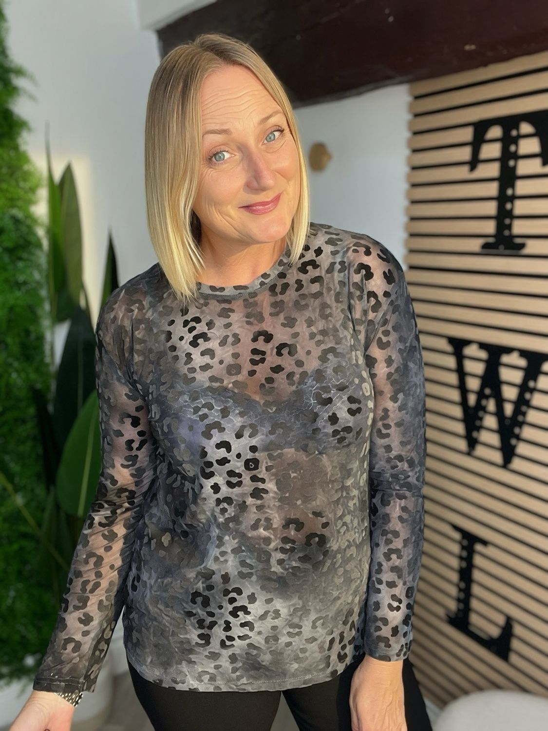 Mesh Top / Base-layer - Raised Animal Dark Grey