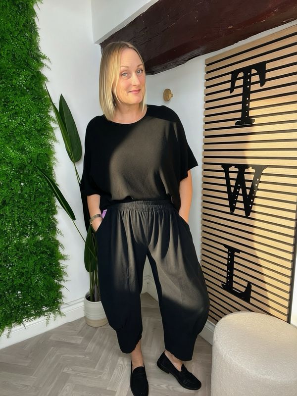 Needle Corduroy Barrel Leg Loose Hem Trousers - Black